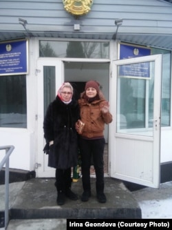 Освободившаяся из женской тюрьмы (учреждение ЛА-155/4) по болезни 38-летняя жительница Караганды Ирина Геондова (справа) рядом с матерью Натальей Геондовой. Поселок Жаугашты Алматинской области, 23 января 2019 года.