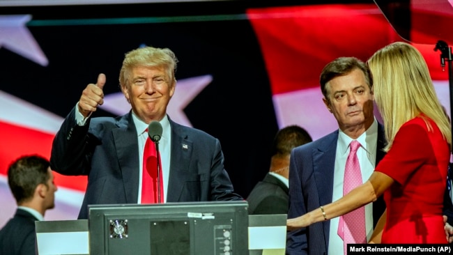 Paul Manafort sa Donaldom i Ivankom Trump 2016. godine