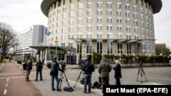 Журналисты возле здания Организации по запрещению химического оружия в Гааге 