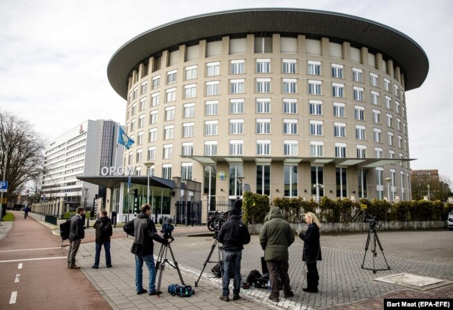 Журналисты ждут окончания заседания ОЗХО в Гааге, 4 апреля 2018 года