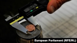 Od 1,8 hiljada milijardi evra, najmanje 750 milijardi je predviđeno za pomoć ekonomijama članica EU pogođenih recesijom koju je izazvala pandemija (na fotografij kovanice eura)
