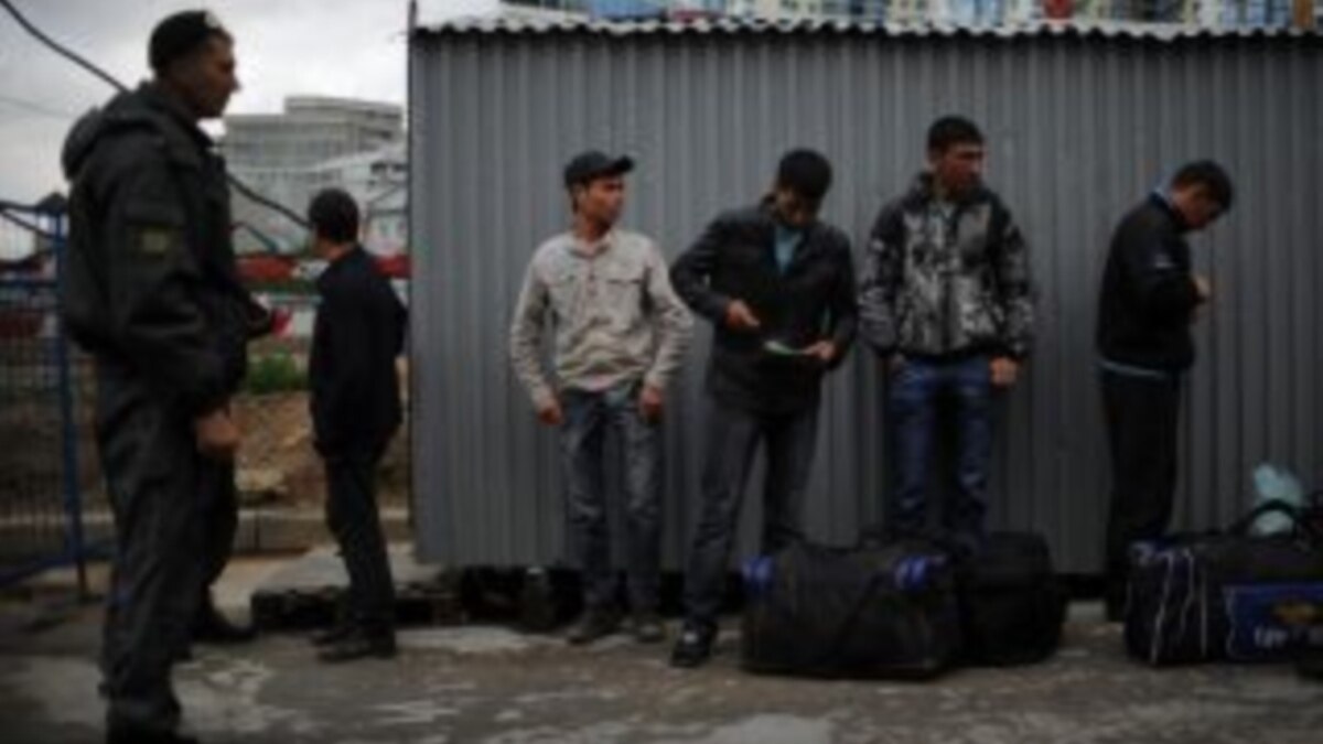 Таджики уезжают из москвы после теракта. Преступность мигрантов. Мигранты криминал. Мигранты преступники. Задержание незаконных мигрантов.