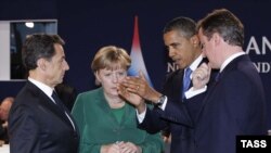 Președintele Nicolas Sarkozy, Cancelarul Angela Merkel, președintele Barack Obama și premierul David Cameron discutînd înaintea deschiderii lucrărilor în plen la summitul G20