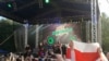 БЧБ-сьцяг на фэстывалі "Хмяльноў" у Менску 5 жніўня 2017 году