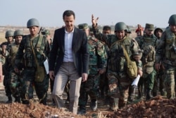Башар Асад с бойцами своей армии