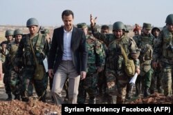 Башар Асад с бойцами своей армии