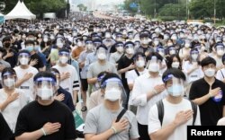 Власти доверяют, но и протестуют. Медицинские работники участвуют в 24-часовой забастовке во время пандемии коронавируса (COVID-19), протестуя против планов правительства увеличить число студентов медицинских школ на 400 в год в течение следующего десятилетия для подготовки к возможным вспышкам инфекционных заболеваний. Сеул, Южная Корея, 7 августа 2020 года