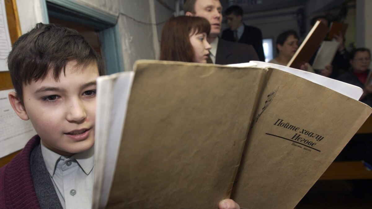 Extremist Faith Russian Jehovah S Witnesses Report Wave Of Police Raids Detentions