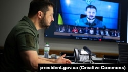 Ukrayına prezidenti Volodımır Zelenskıy Ukrayına ve Hırvatistan Zagrebde teşkil etken «Qırım platforması» parlamnt sammitiniñ açılışında video bağı vastasınen çıqışta bulunğanda. Kyiv, 2022 senesi oktâbrniñ 25-i