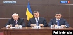 Бывший генеральный прокурор Украины Виктор Пшонка (слева) на пресс-конференции бывшего президента Украины Виктора Януковича в Ростове-на-Дону. 14 апреля 2014 года.