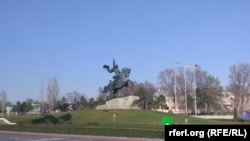 Monumentul lui Suvorov veghează un Tiraspol pustiu de teama pandemiei