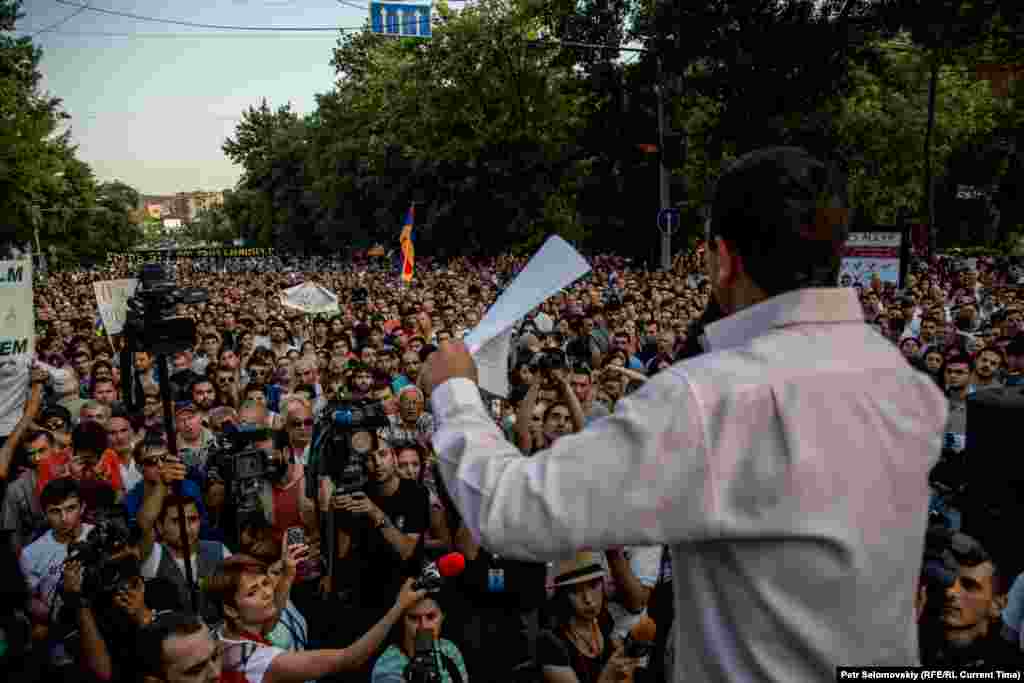 Один із лідерів протестного руху підійнявся на барикади і закликав людей піти на площу Свободи, щоб там продовжити акцію Фото від 28 червня з проспекту Баграмяна