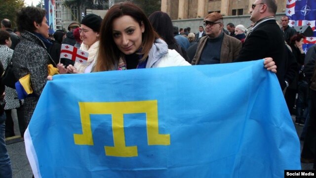 В Тбилиси на митинге против аннексии Абхазии подняли крымскотатарский флаг