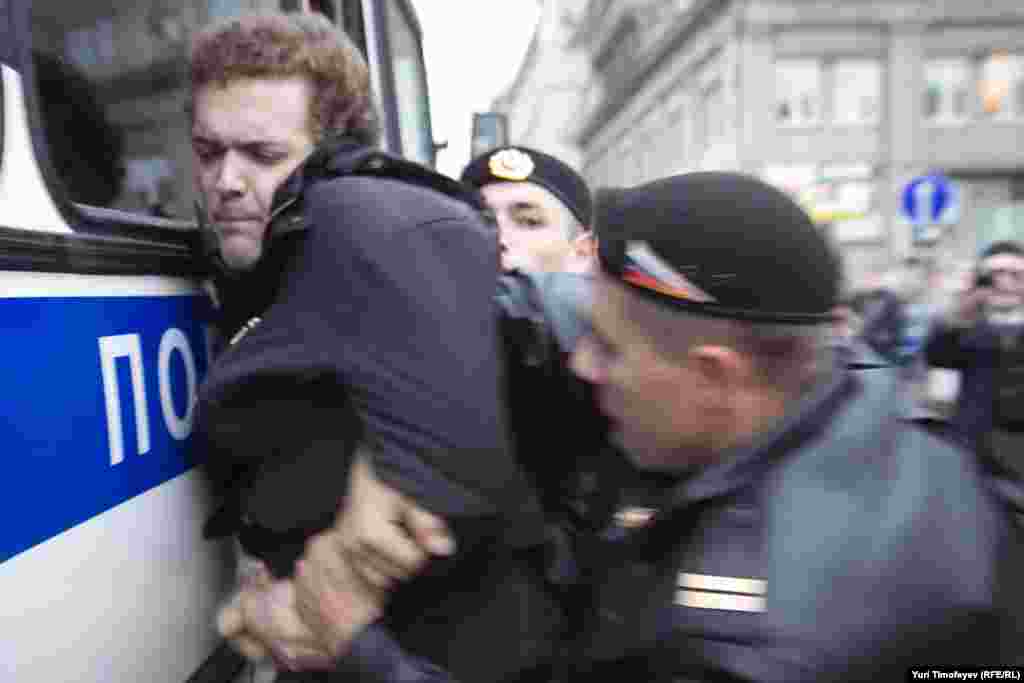 Russia -- Police detain participants of an opposition rally at Triumfalyana Square "Elections With No Opposition is a Crime", 04Oct2011