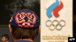Мужчина рядом со зданием Олимпийского комитета России.
