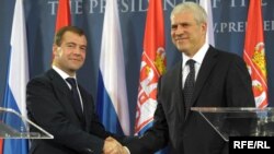 Serbian President Boris Tadic (right) with his Russian counterpart Dmitry Medvedev in Belgrade