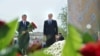 Владимир Путин (П) и Шавкат Мирзиёев (Л) возлагают цветы к могиле Ислама Каримова в Самарканде. Узбекистан, 6 сентября 2016 года