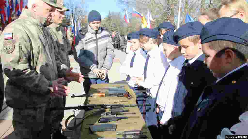 В рамках празднования под стенами здания крымского парламента детей учили собирать и разбирать автоматы