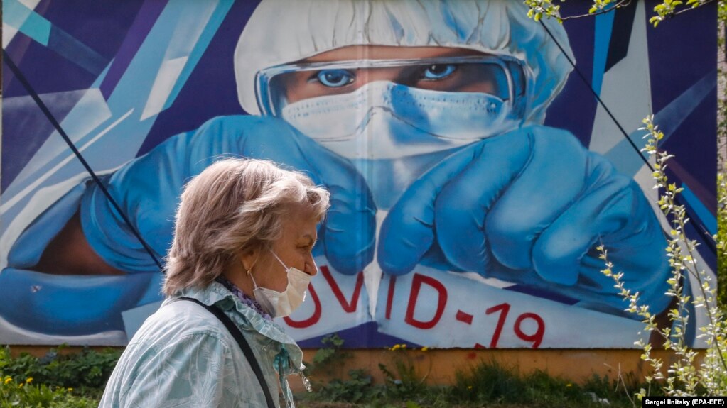 Граффити возле больницы для зараженных коронавирусом в подмосковном Красногорске