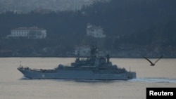 Российский военный корабль проходит пролив Босфор