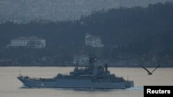 Российский военный корабль "Цезарь Куников" в проливе Босфор. 25 ноября 2015 года. 