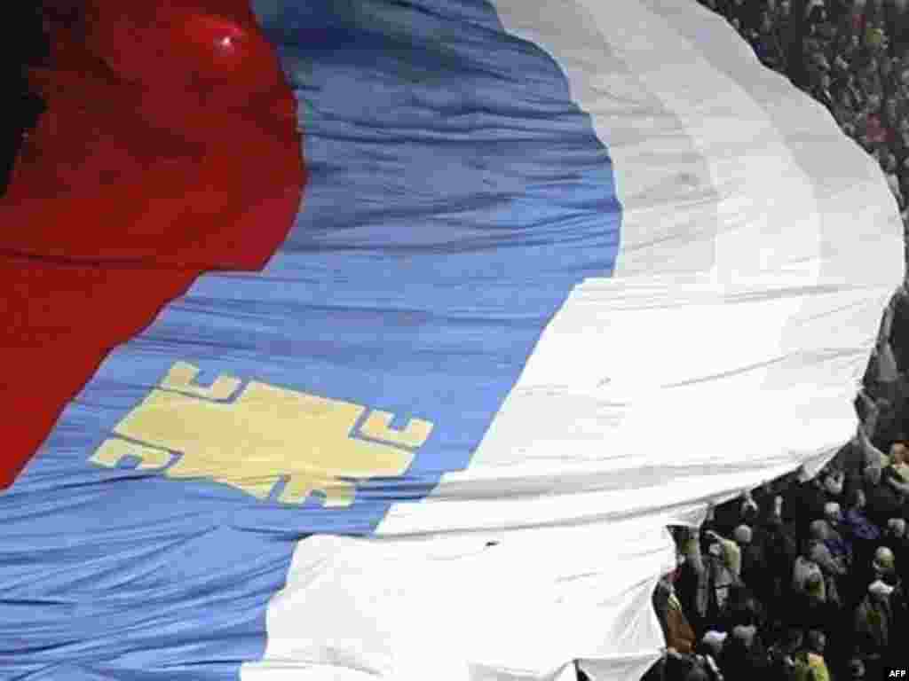 SERBIA, BELGRADE : Supporters of the ultranationalist Radical Party (SRS), display a huge Serbian flag during a final pre-election rally in Belgrade, 15 January 2008.