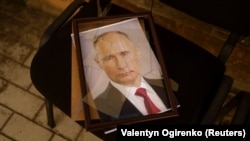 Портрет Путина в изоляторе, который, по словам украинцев, использовался российскими военнослужащими для заключения и пыток людей в Херсоне
