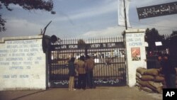 آرشیف، دروازۀ دخولی سفارت امریکا در تهران. سال ۱۹۸۰
