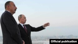 Arxiv fotosu: Bakıda səfərdə olan Rusiya prezidenti Vladimir Putin həmkarı İlham Əliyevi Bakı buxtasında Rusiya hərbi gəmisinə dəvət edib. 13 avqust 2013