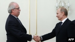 Presidenti rus Vladimir Putin dhe Christophe De Margerie, shef ekzekutiv i kompanisë franceze të naftës dhe gazit.