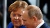 Germaniýanyň kansleri Angela Merkel (çepde) we Russiýanyň prezidenti Wladimir Putin. Arhiw suraty.