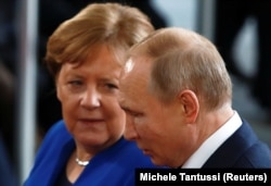 Angela Merkel și Vladimir Putin în 2020.