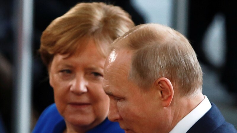 Merkel ýokarlanan dartgynlylygyň arasynda Moskwa hoşlaşyk saparyny amala aşyrýar