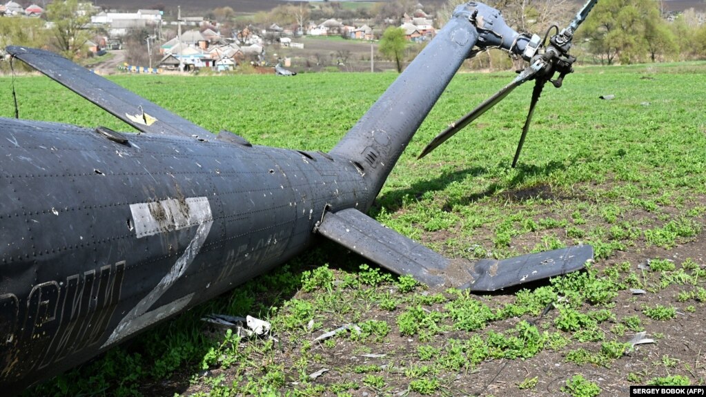 Уламки збитого російського гелікоптера лежать у полі під Харковом, 16 квітня 2022 року