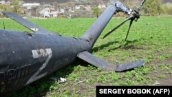 Знищений російський гелікоптер з літерою «Z», символом російського вторгнення Росії до України, неподалік Харкова, 16 квітня 2022 року