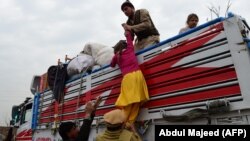 تصویر آرشیف: مهاجرین افغان که مجبور به ترک پاکستان می شوند