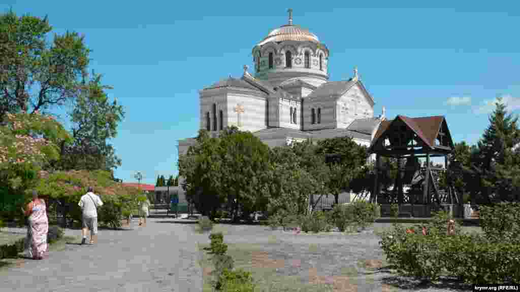 Краєвид на Свято-Володимирський православний собор УПЦ (МП)