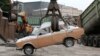 Automobil Moskvici din era sovietică la uzina de casare Vtormet de la periferia Moscovei, 30 ianuarie 2013.