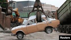 Automobil Moskvici din era sovietică la uzina de casare Vtormet de la periferia Moscovei, 30 ianuarie 2013.