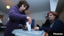 Armenia - A voter casts a ballot at a polling station in Gyumri, 2Oct2016.