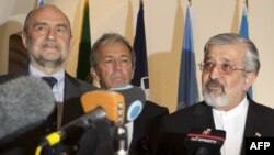 Алі Асгар Солтаніє (л) і Герман Накерц (п) на прес-конференції після зустрічі 15 травня 2012 року