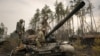 Українські військові на знищеному російському танку під Києвом, 31 березня 2022 року