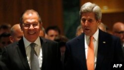 Dövlət katibi John Kerry (sağda) və Rusiya xarici işlər naziri Sergey Lavrov Cenevrədə