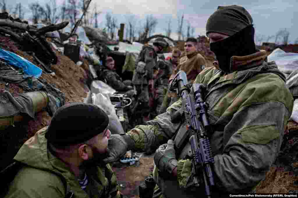 Бійці полку &laquo;Азов&raquo; відпочивають у траншеї поблизо Широкино. 18 квітня 2015 року