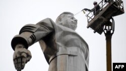 A Moscow municipal worker washes the upper part of the 70-meter-high monument to cosmonaut Yury Gagarin on Gagarin Square. (file photo)