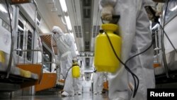 Сеулдегі метроны MERS вирусынан зарарсыздандыру шаралары. Оңтүстік Корея, 9 маусым 2015 жыл. 