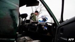 Пророссийские сепаратисты и сотрудники мониторинговой миссии ОБСЕ недалеко от села Широкино. 30 марта 2015 года.