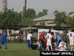 Инцидент во время матча между футбольными клубами "Равшан" и "Хайр". г. Вахдат, Таджикистан, 18 июля 2011 года.