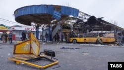 Разрушенные в результате попадания снаряда павильоны на автостанции в Донецке