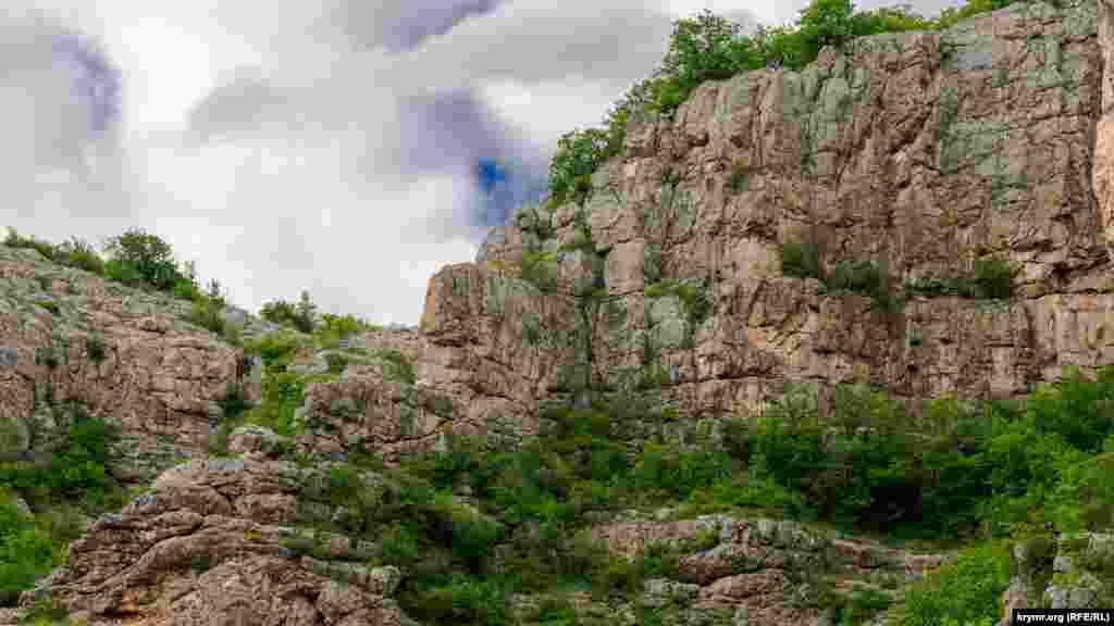 Скелястий край ущелини Кизил-Коба, по якій з надр яйли тече річка Кизилкобинка